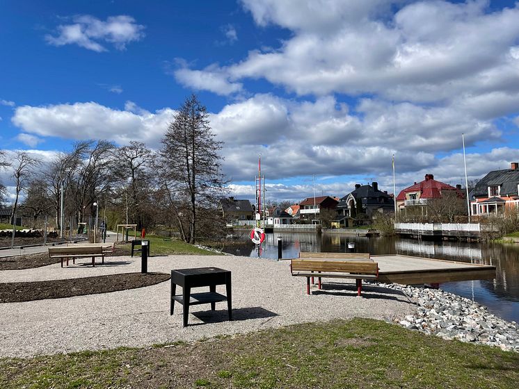 Brygga och sittplatser i Örnsroparken