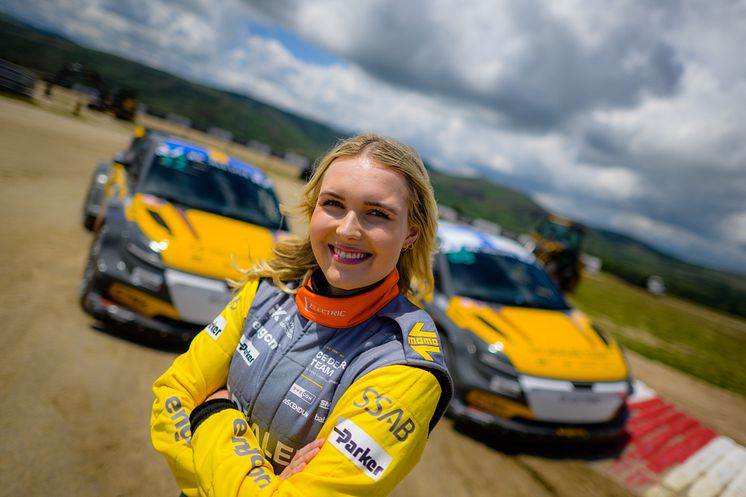 Klara Andersson, CE Dealer Team med teamets två PWR RX1e-bilar