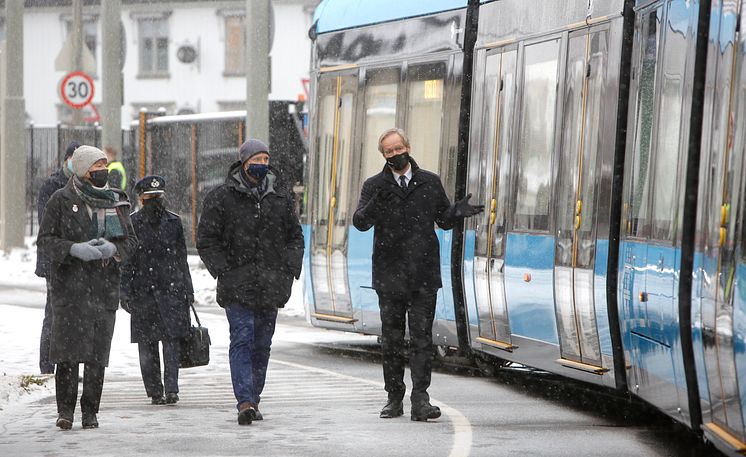 Kronprinsen besøker ansatte i Sporveien, på Holtet trikkebase, og får fremvist en av Oslos nye trikker