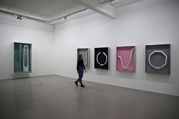 Ausstellung VITRINEN von Andreas Schmitten in der G2 Kunsthalle (Laufzeit: 27.1.-14.5.2023)