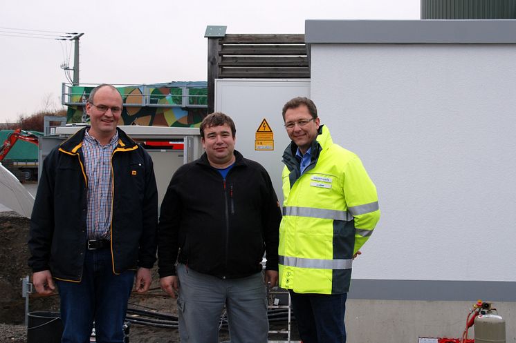 Marco Seith, Geschäftsführer der Agrokraft Großbardorf, begleitet mit Projektleiter Holger Lube und Jürgen Lehner (von links) vom Bayernwerk die letzten Schritte vor der Inbetriebnahme der Station.