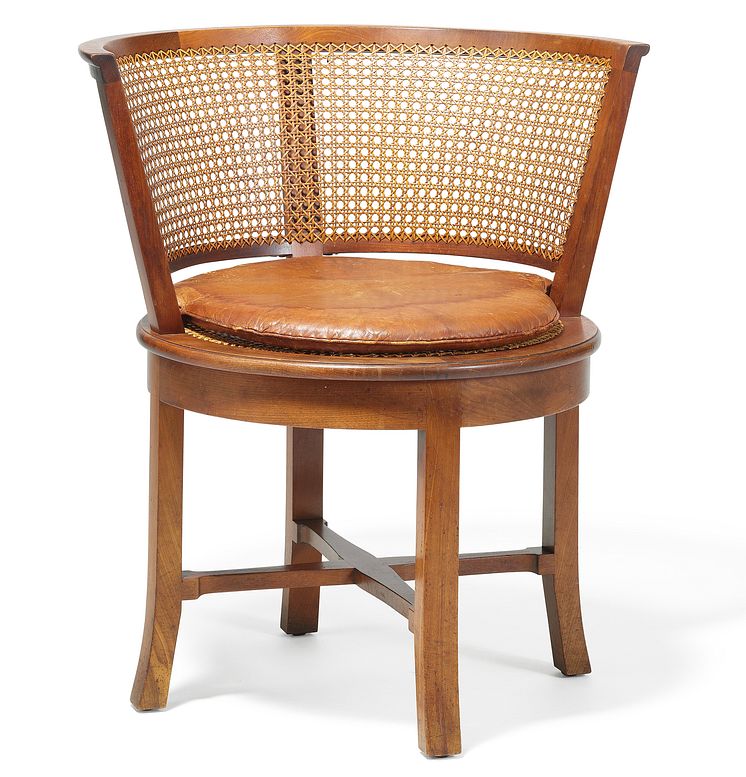 Kaare Klint: Skrivebordsstol af Cubamahogni, cirkulært sæde samt halvcirkulær ryg udspændt med flet. Hammerslag:  220.000 kr.