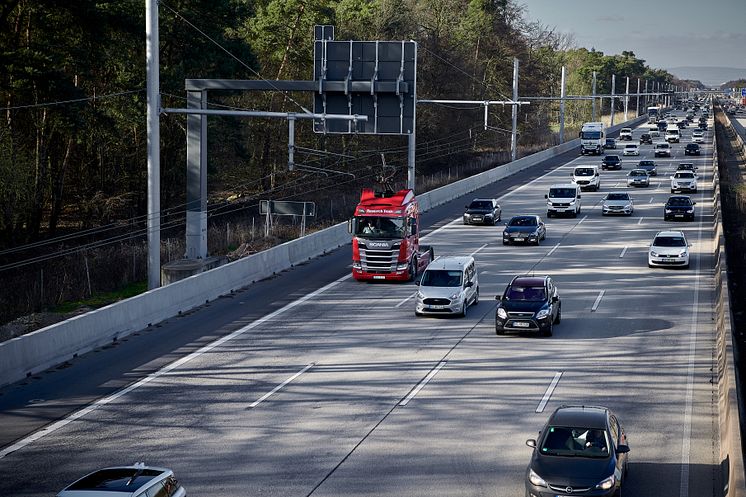 Scania Oberleitungs-Lkw auf der hessischen E-Highway Teststrecke