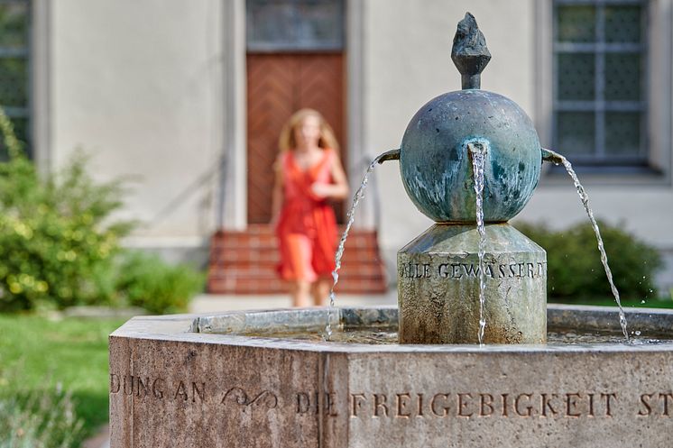 Bad Wörishofen: Brunnen im Garten, Hotel Kuroase; Kloster Wörishofen