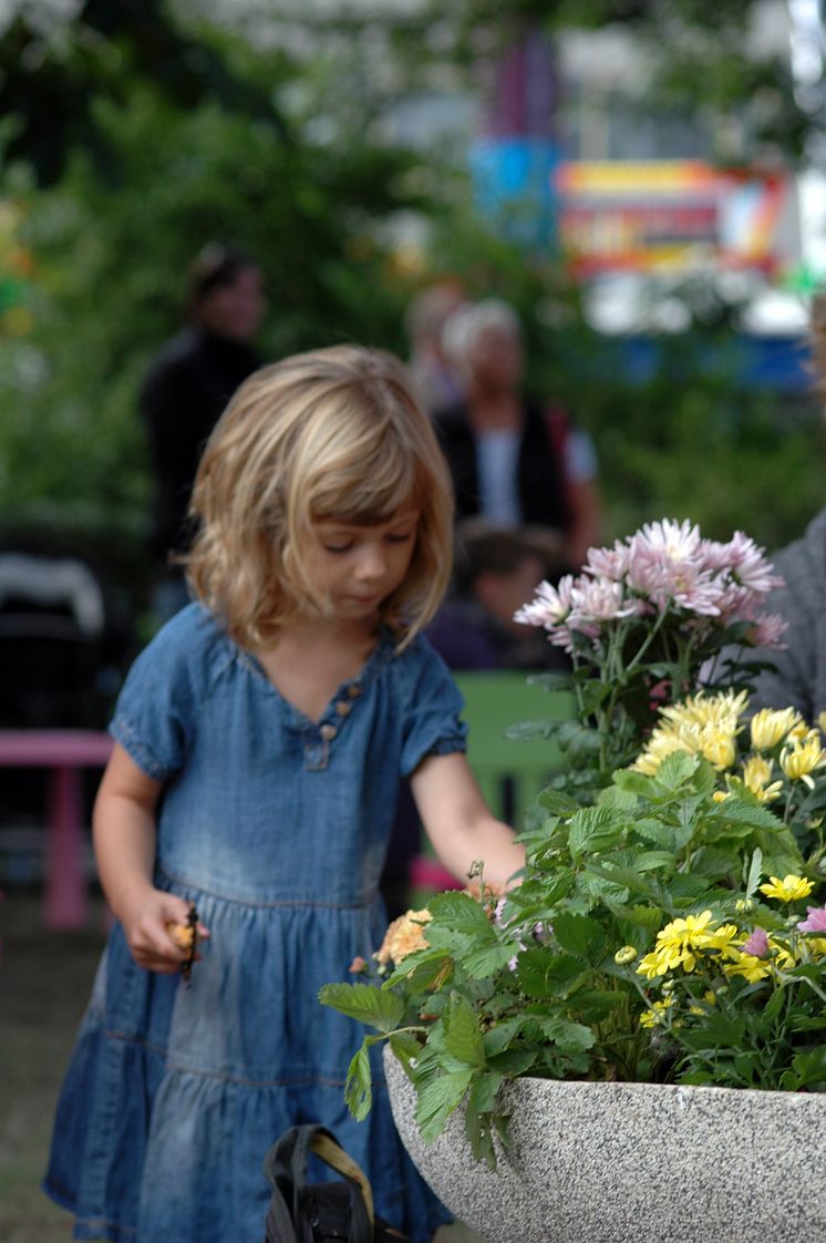 Barn lär sig plantera i offentlig miljö