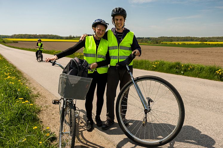 De cyklar Europa runt på enhjuling för Friends