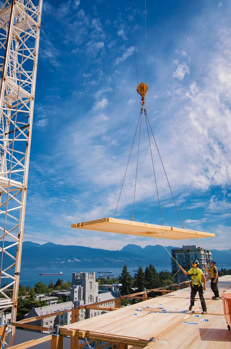 Bjälklaget av limträ (CLT) lyfts på plats vid University of British Columbia.