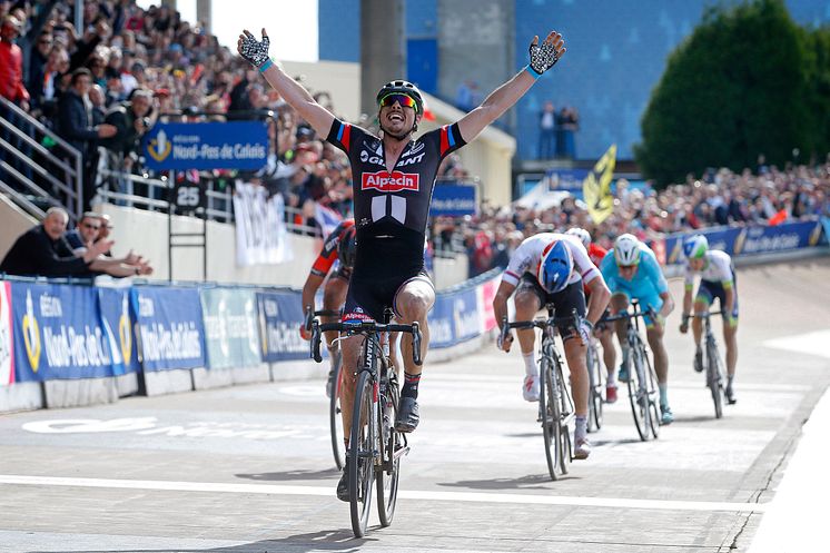 Foto: Ein großer Moment: John Degenkolb gewinnt das Rennen Paris - Roubaix und schreibt deutsche Radrenngeschichte. 