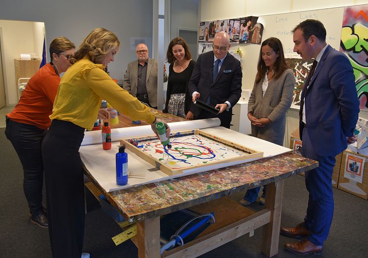 Delegation från Paris besöker Sollentunas skolor och makerzone