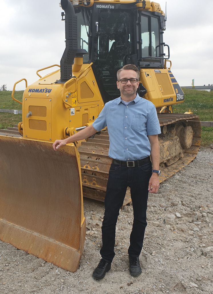 Thord Wreter framför en bandschaktare från Komatsu.