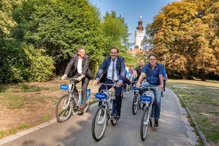 nextbike-Fahrradtour mit Leipzigs Oberbürgermeister Burkhard Jung (m.)