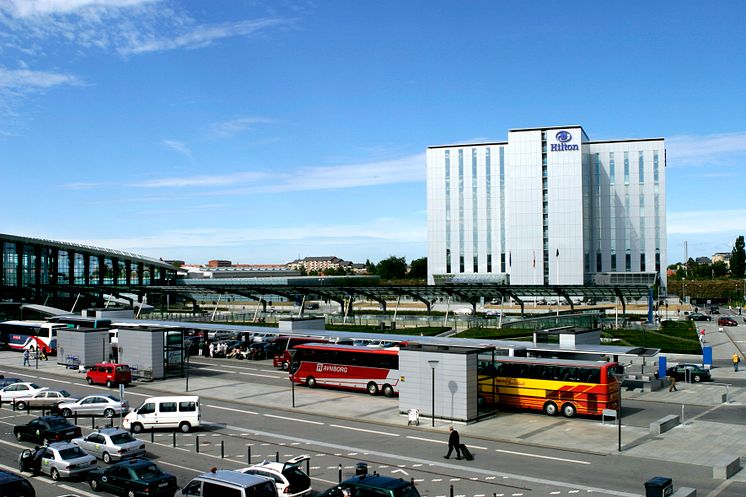 Det eksisterende hotellet på flyplassen ble tidligere driftet av Hilton. Nå blir det et Clarion Hotel.