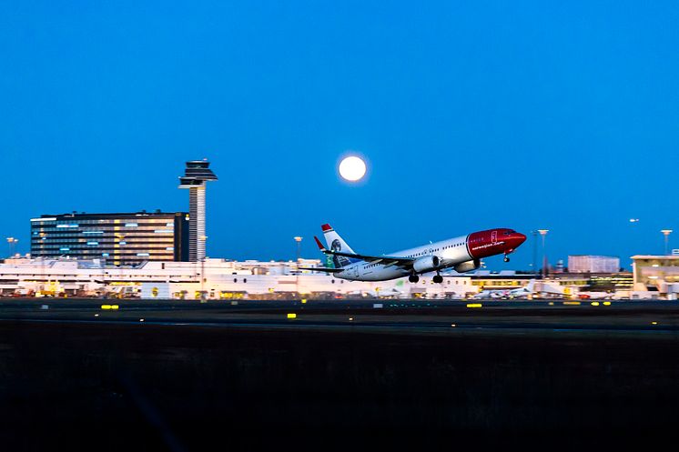 Norwegian 737-800 departure at Arlanda