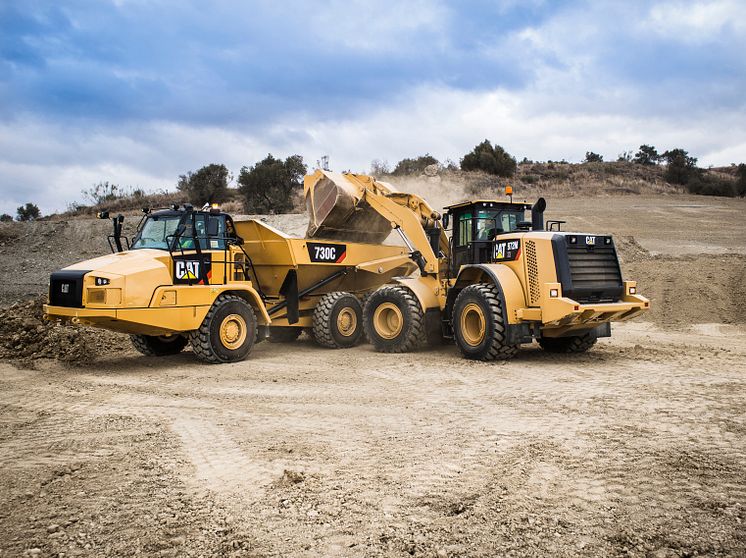 Cat 972M XE hybridhjullastare och Cat 730C dumper