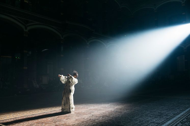 Tosh Basco, dokumentation af performance, Untitled Duet (the storm called progress), 2019 på Gropius Bau, Berlin, 2020. Image courtesy of the artist. Eike Foto_ Eike Walkenhorst.jpg