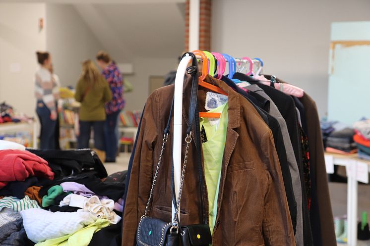 Studierende sammeln 1060 Euro mit Spendenflohmarkt für die Kinderherzhilfe
