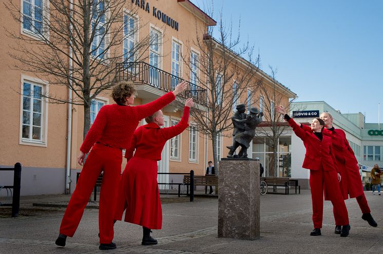 Kompani Catapult utanför kommunhuset i Vara