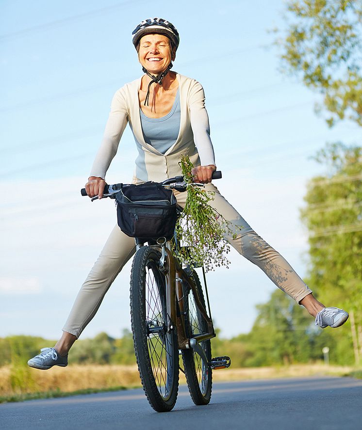 Glückliche Frau auf dem Fahrrad
