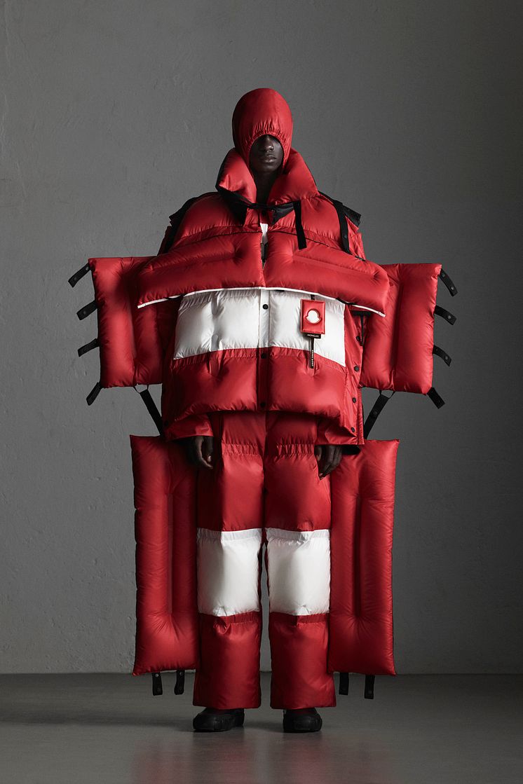 HAVSKRÆK - MONCLER x CRAIG GREEN (Frankrig, UK) Craig Green har beskrevet sin egen frygt for det åbne hav som en frygt for det ukendte. Den overdimensionerede flyverdragt ligner en redningsflåde, der kan bruges til at navigere et oprørt hav.