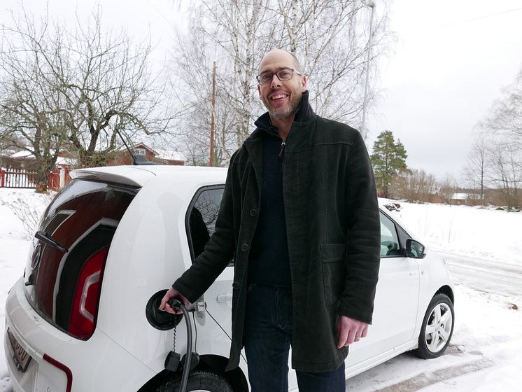 Pelle Sjögren sätter elbilen på laddning