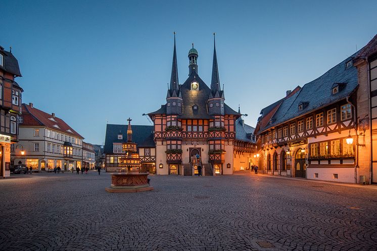 Wernigerode_Marktplatz_mit_altem_Rathaus,_Deutsche_Fachwerkstraße