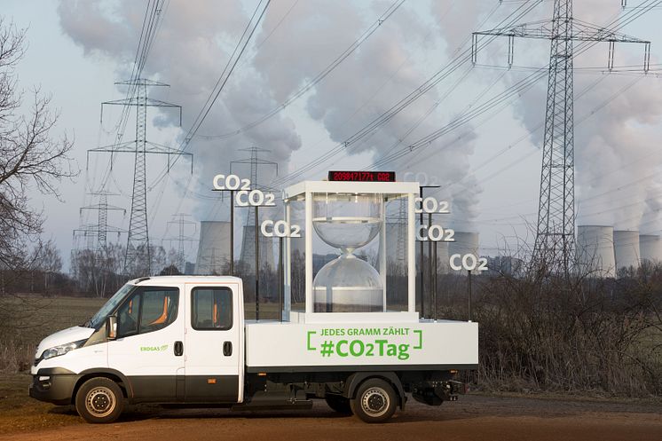 CO2-Tag 2018: Fahrzeug vor Stromleitungen und Kraftwerk
