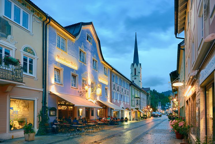 Garmisch-Partenkirchen_Ludwigstrasse_mit_Maria_Himmelfahrts_Kirche.jpg