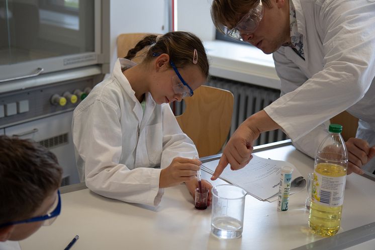 Chemie-Experimente beeindrucken Kinder an der Universität Vechta in den Sommerferien