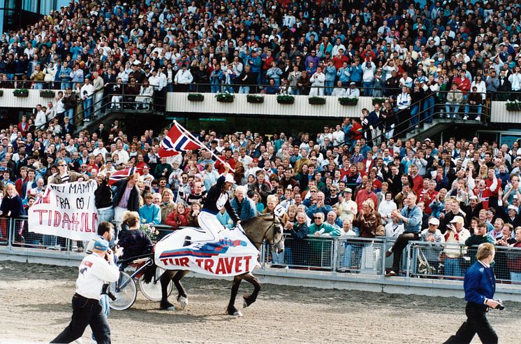 Feiring etter seier i Elitkampen på Solvalla. 