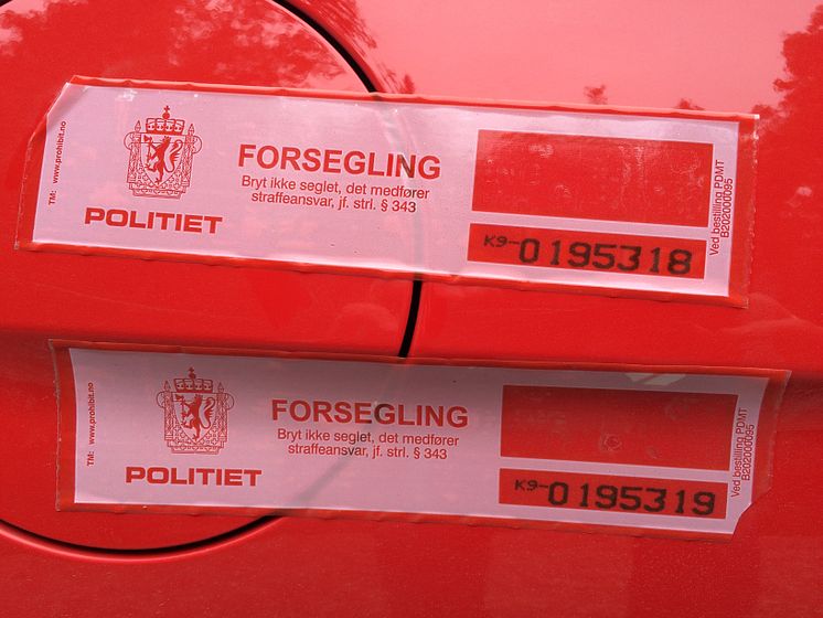 Knut og Henrik satte verdensrekord med sportsbilikonet Ford Mustang. Her i Kragerø kommune etter at tanken var gått tom og politiet bevitner både km-stand og at tanken var forseglet