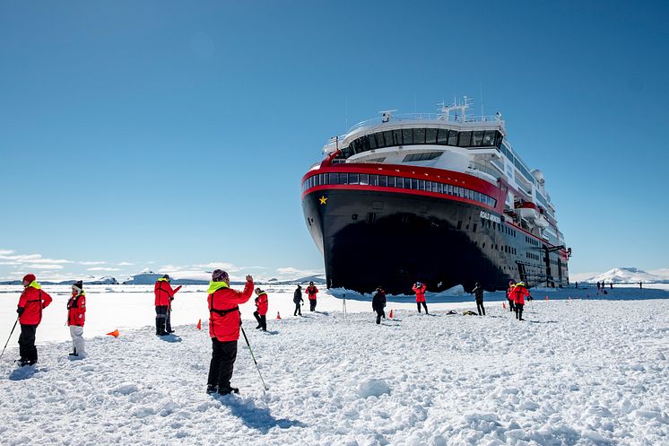 Landing-MS-Roald-Amundsen-HGR-142021- Foto_Andrea_Klaussner (1)
