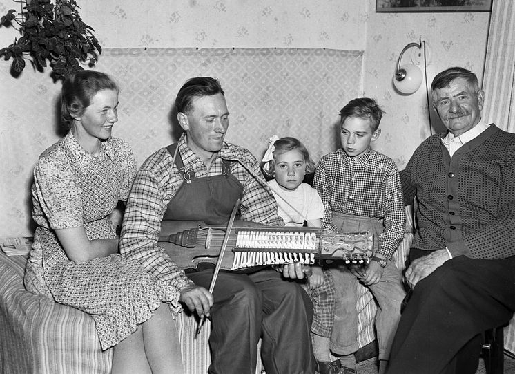 Eric Sahlström med familjen - hustrun Anna och barnen Sigurd och Sigbrit 1954. Foto: Uppsala Bild, Upplandsmuseets arkiv.