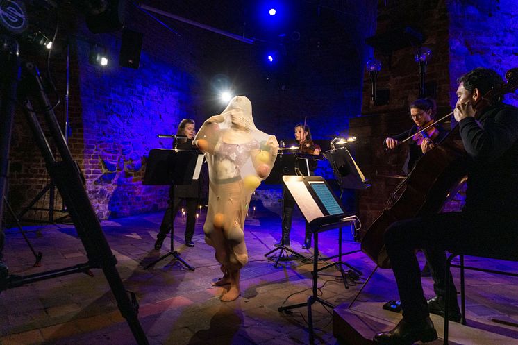 Künstlerin Clara Sjölin und Musiker des Gewandhausorchesters in der Moritzbastei Leipzig 