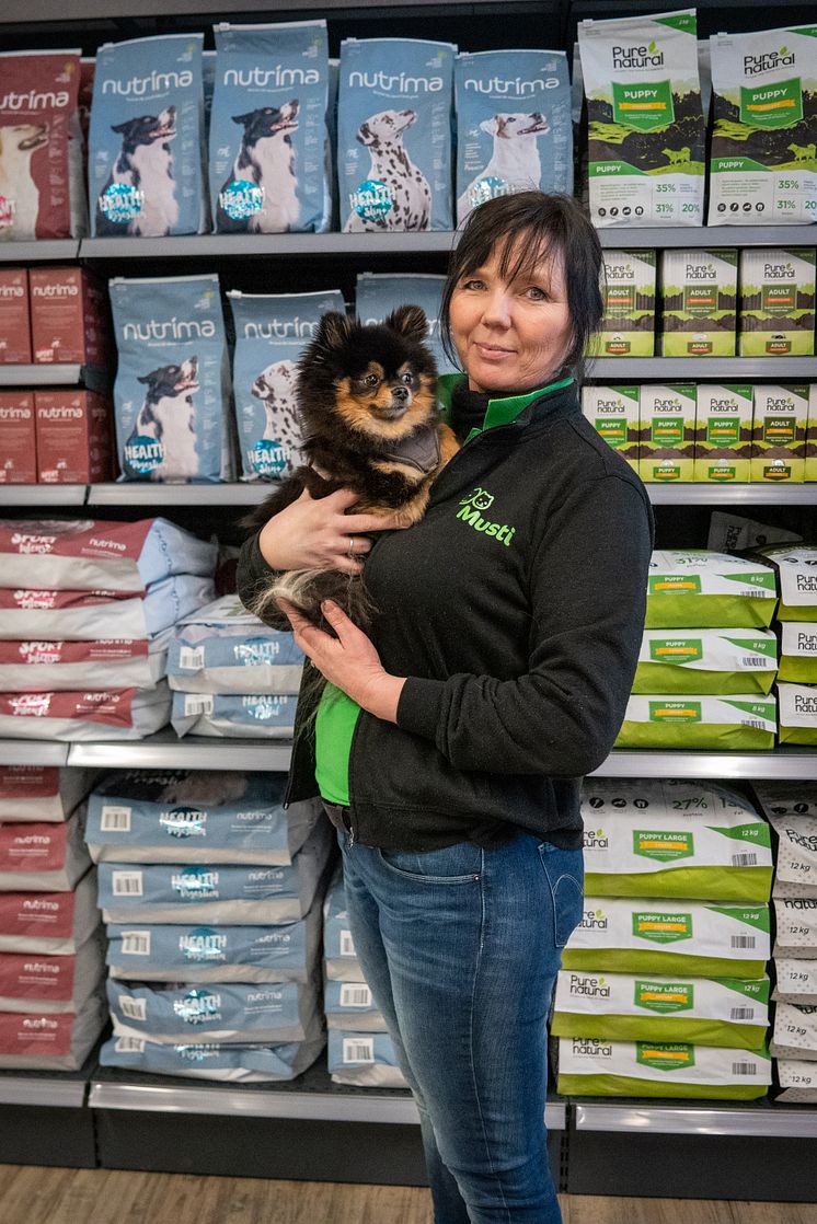 musti_brumunddal_butikksjef_Siv_Anita_Bjørgan_med_hund