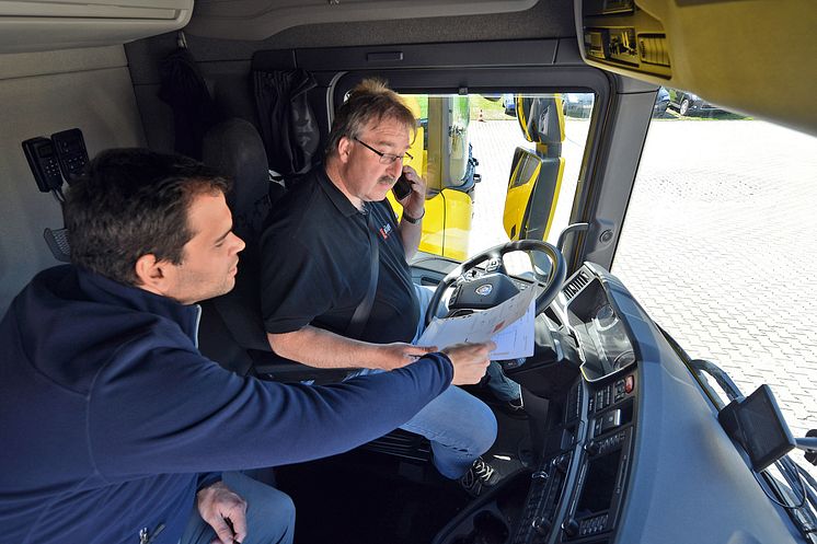 Fahrer Olaf Piel, re., mit Scania Fahrer Coach Philipp Scheller