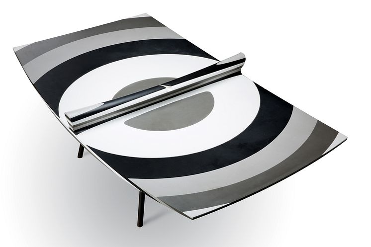 “10 LAYERS” är ett skulpturerat pingisbord utav Silestone®.
