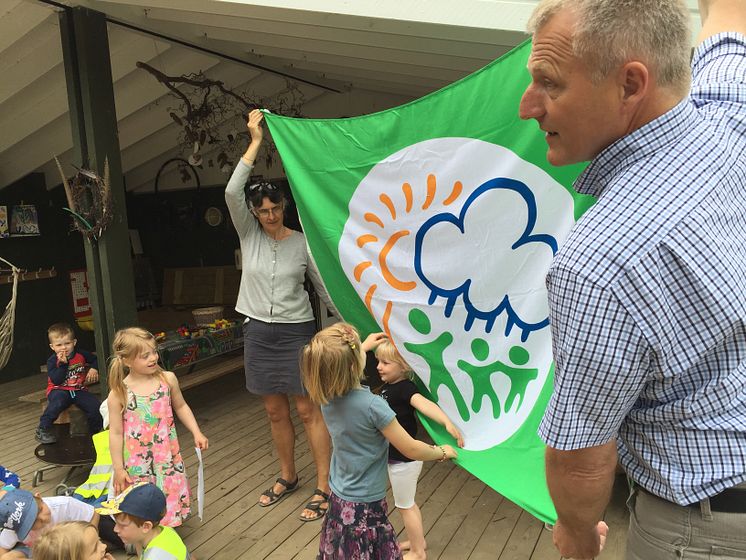 Borgmester Uffe Jensen holdt det grønne flag op. 