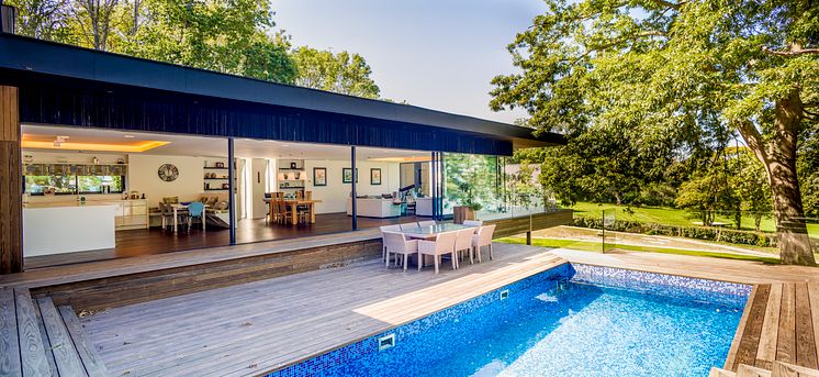 Villa in Fairways, UK - Kebony Deck mit Pool