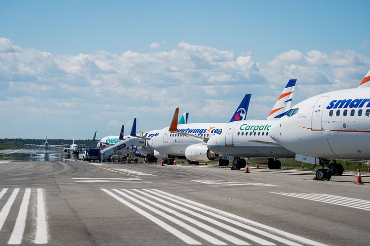 Flygplan står uppställda på Bana 2 på Stockholm Arlanda Airport den 24 maj 2017. 