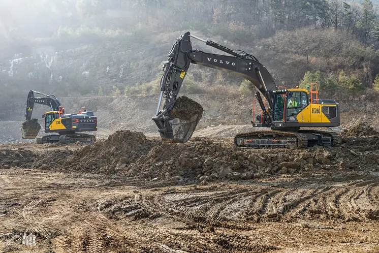 Volvo EC260 och EC300 är två modeller ur Volvos nya uppdaterade program av grävmaskiner som har lanserats från 2024.
