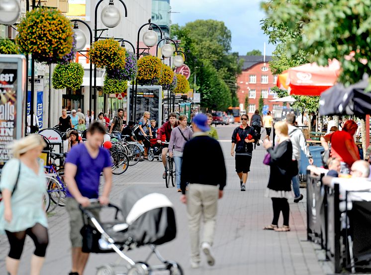 Människor i rörelse på Gågatan i Karlstad