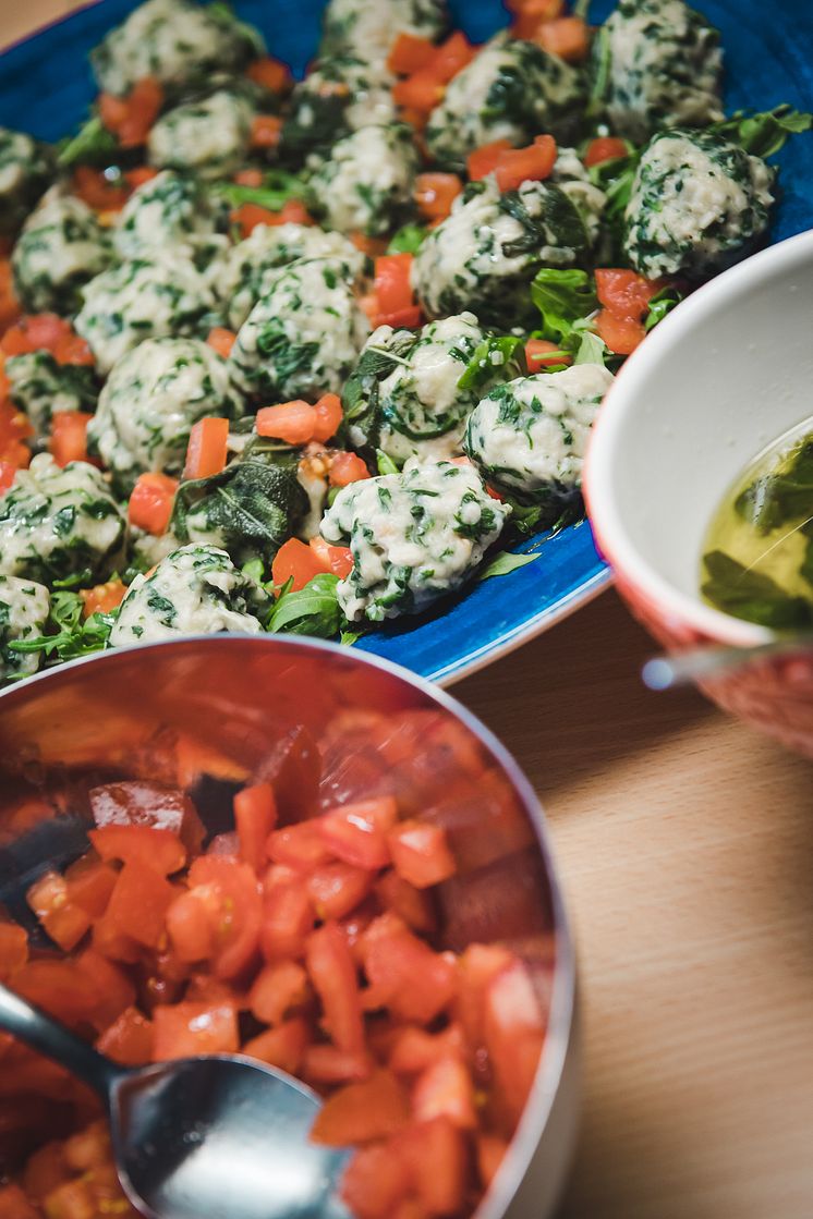 Gnocchi på bröd med brynt salviasmör och tomater