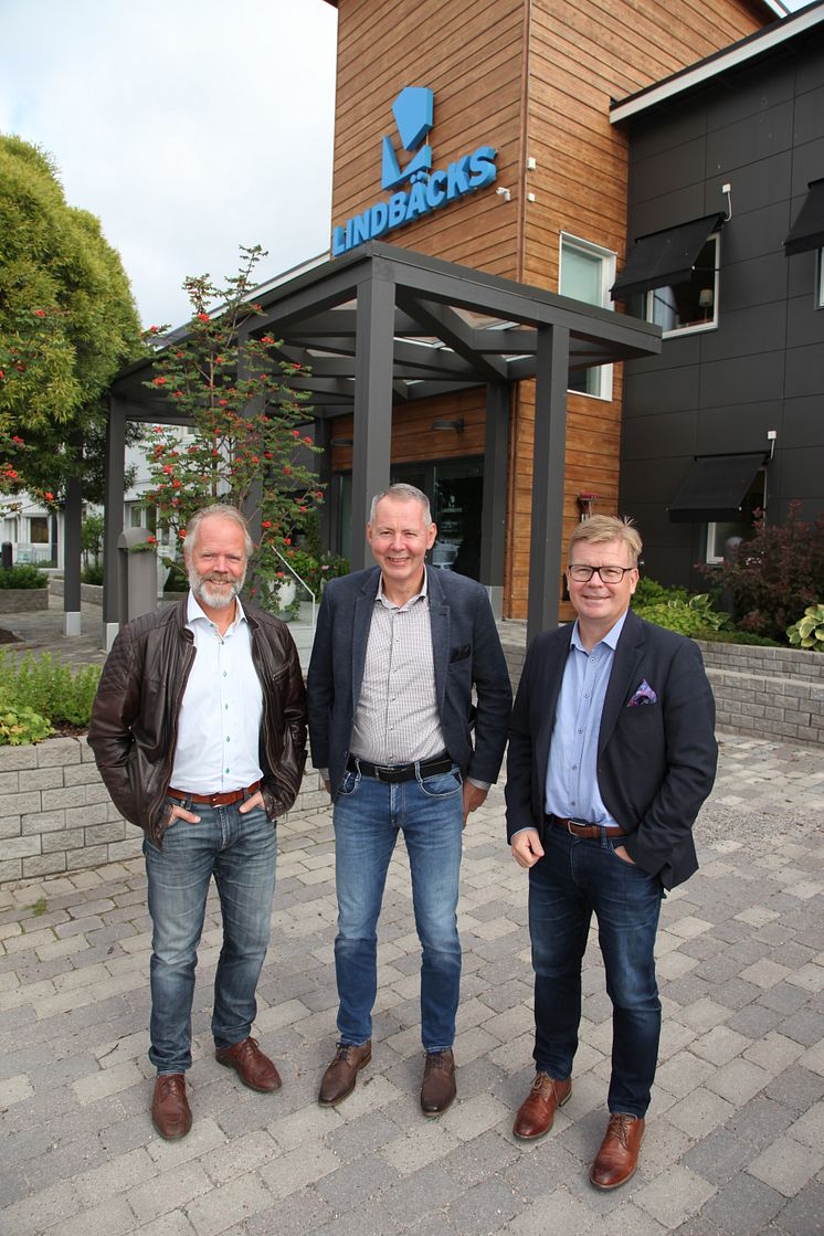 Stefan Lindbäck, vd Lindbäcks Group, Mikael Brandt, ny styrelseordförande Lindbäcks Bygg, och Magnus Edin, vd Lindbäcks Bygg.