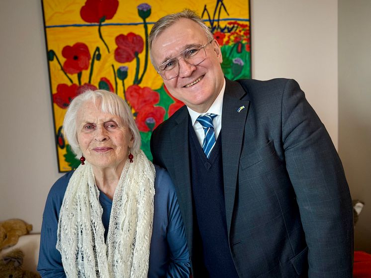 Ilon Wikland med Estlands  ambassadör Toomas Lukk.jpg