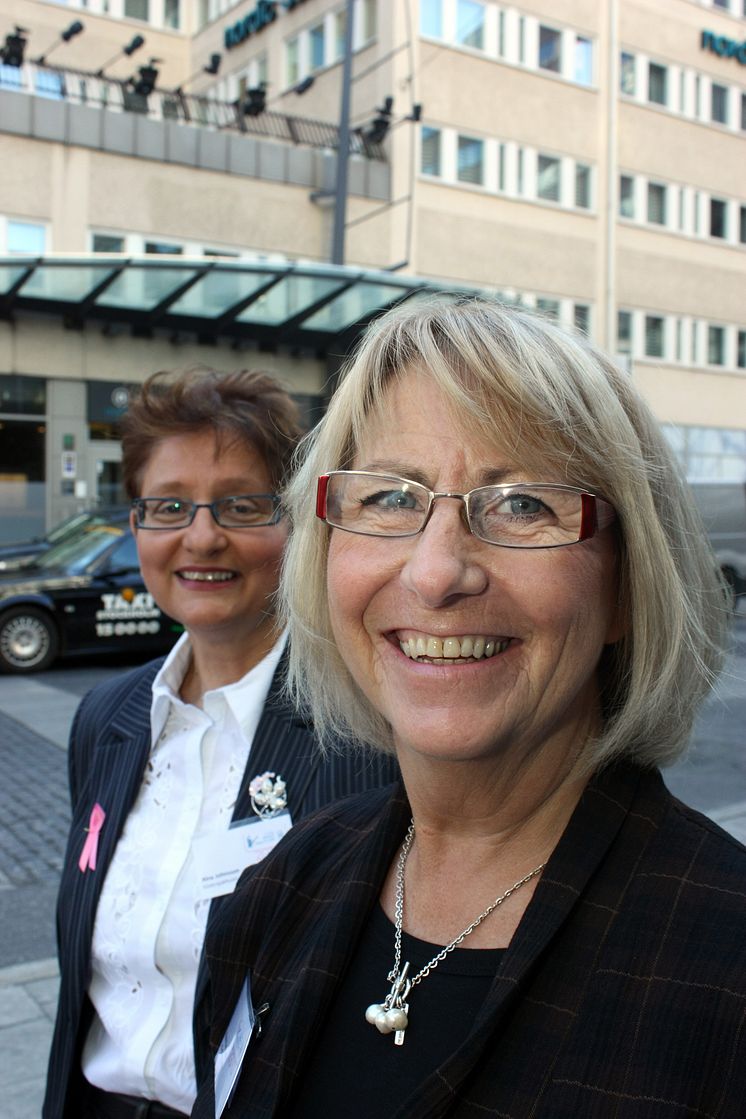 Maud Svensson, verksamhetschef, Lydiagården i Höör, får BROs utmärkelse 2010 med Aina Jonsson
