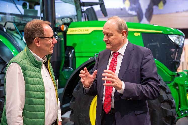 Joachim Rukwied und Ralf Lenge(John Deere) vor Multifuel-Traktor auf der grünen Woche 23