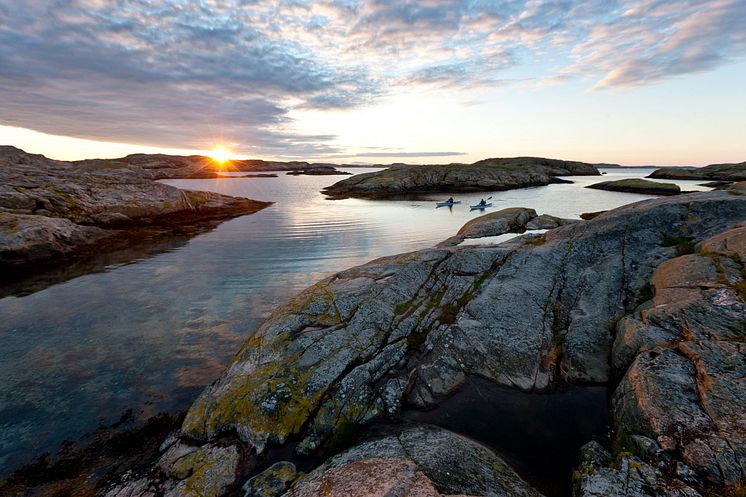 Padling Two persons kayaking at dawn Foto Henrik T Westsweden.com.4j4