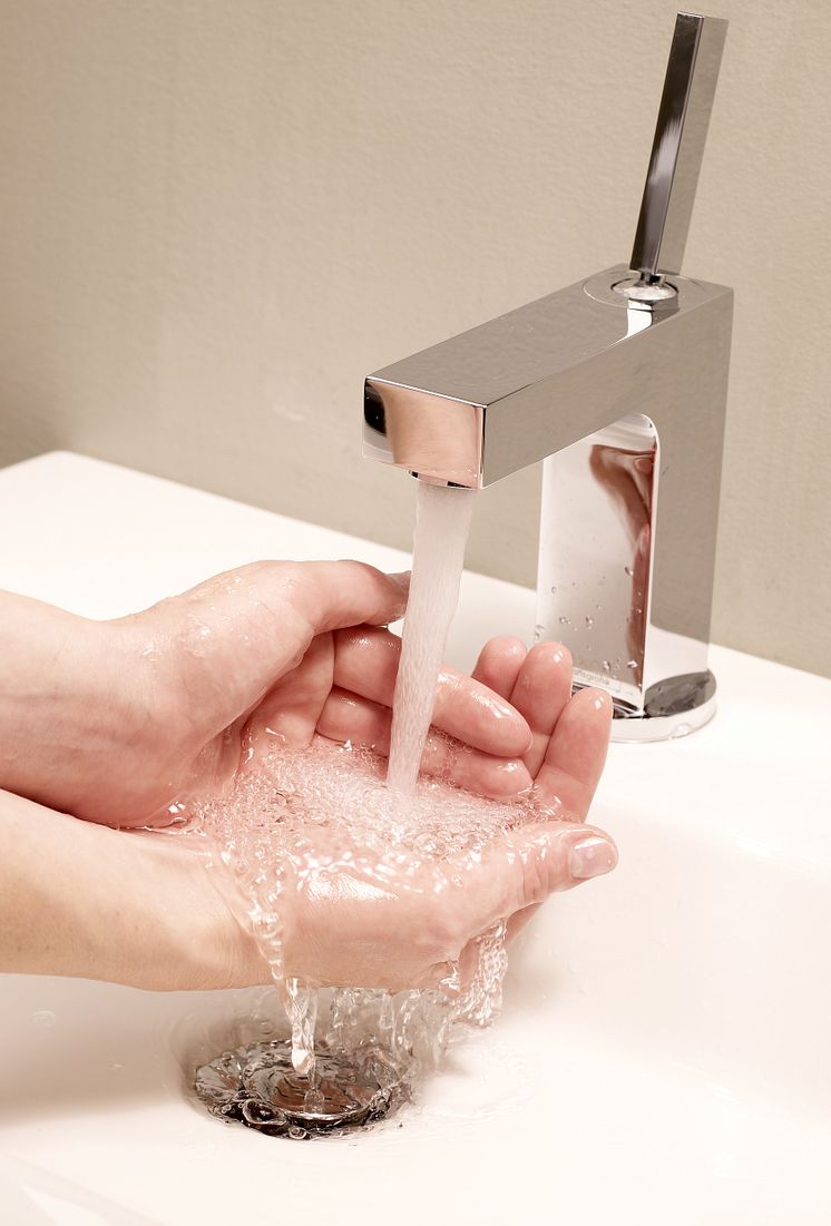 Veolia Trinkwasser Wasserhahn Hände_Foto Torsten Pross