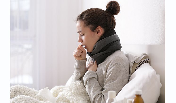 Junge Frau krank im Bett.jpg