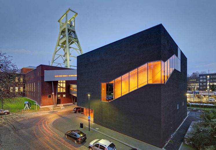 Bochum_Deutsches_Bergbau-Museum_(DBM),_F├Ârderturm_abends_1.jpg